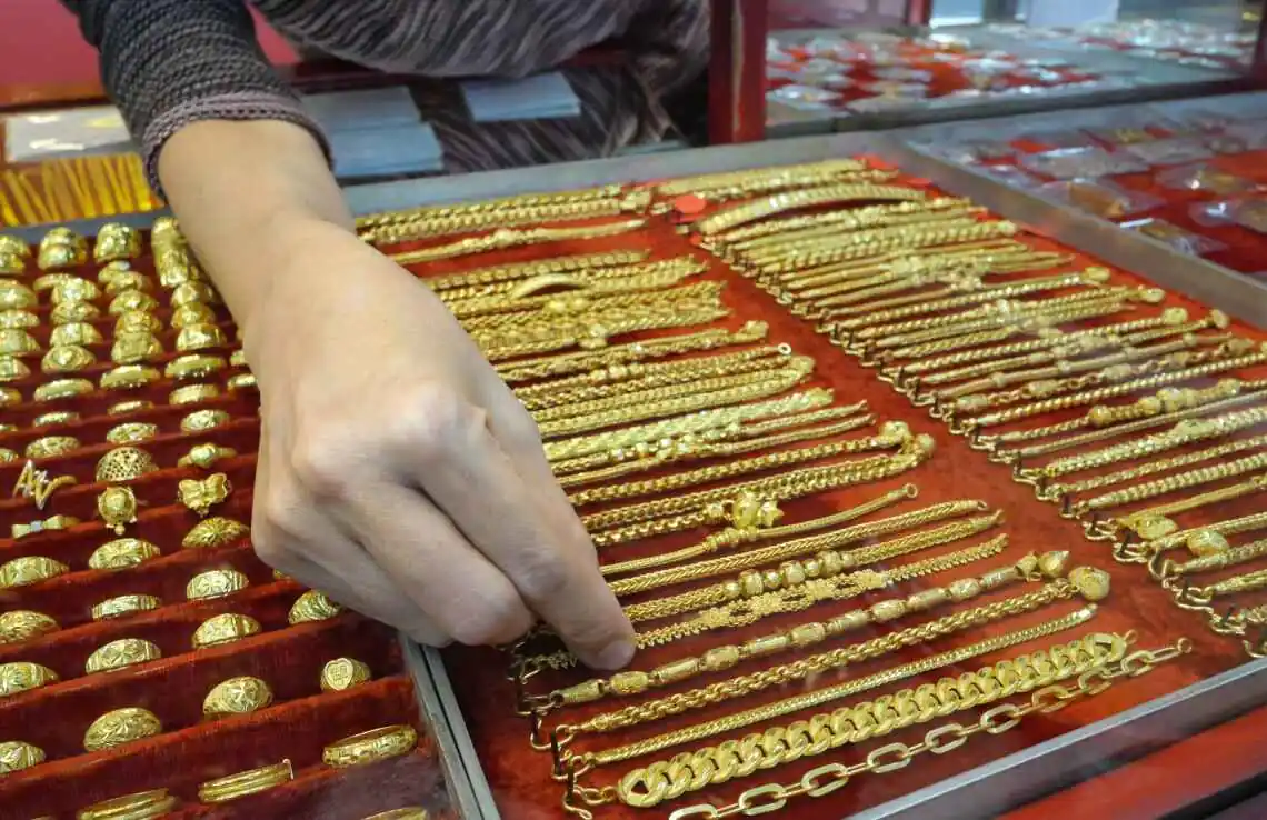 gold chains, necklaces, and jewlery displayed at a pawn shop