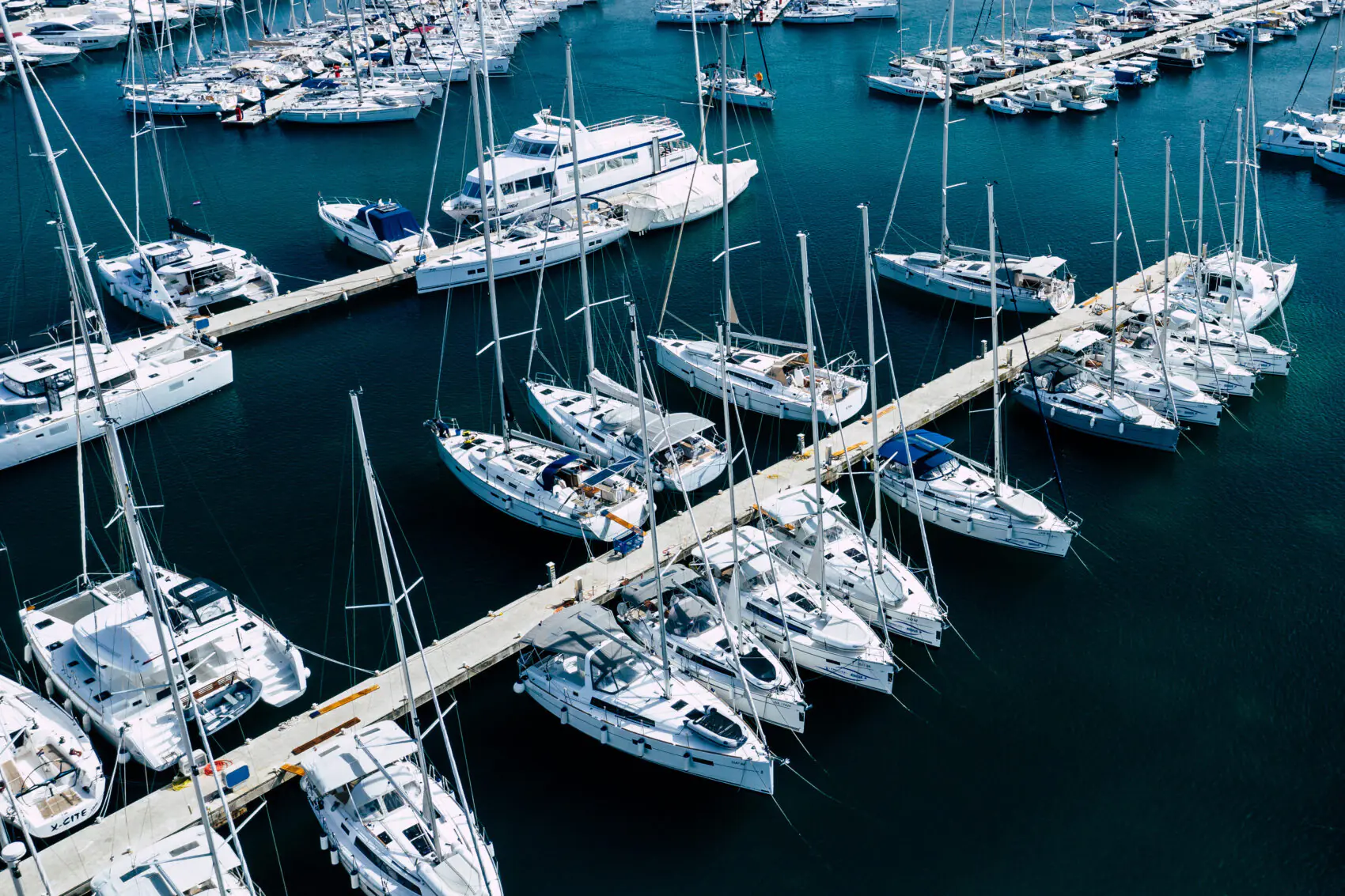 Marina docks and vessels illustrating marina insurance coverage gaps and maritime liability risks